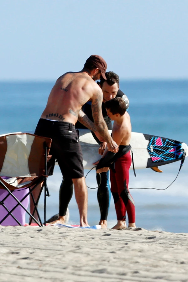 David Beckham: Ημίγυμνος στην παραλία, μαζί με τον γιο του - εικόνα 5