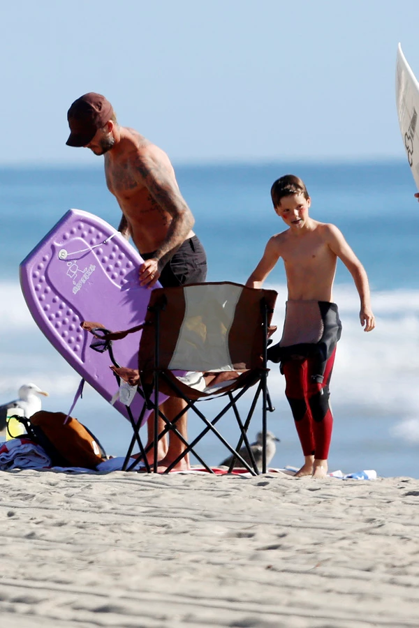David Beckham: Ημίγυμνος στην παραλία, μαζί με τον γιο του - εικόνα 4