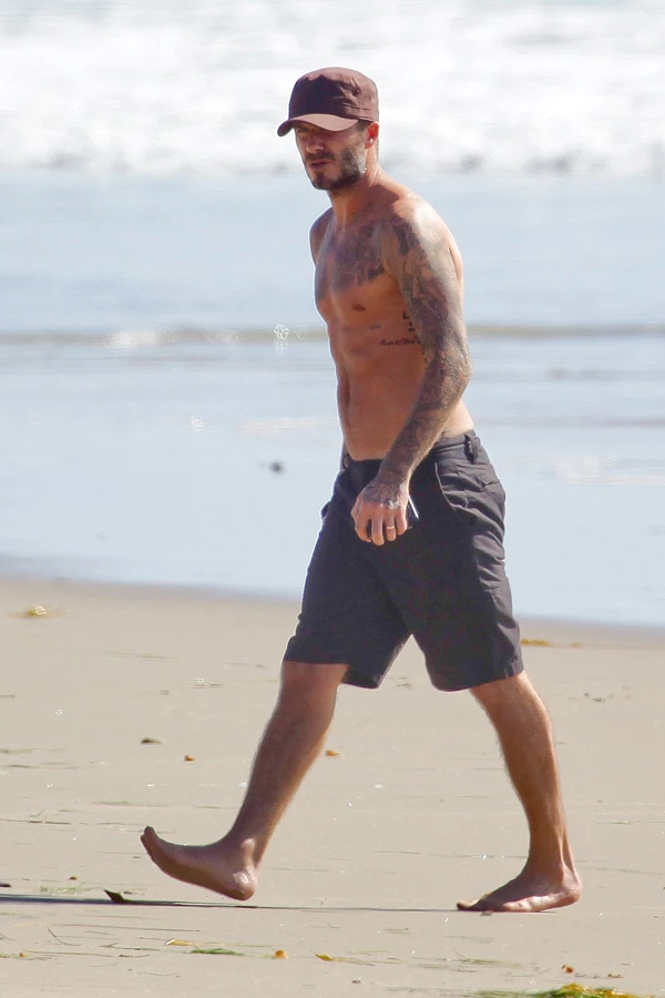 David Beckham: Ημίγυμνος στην παραλία, μαζί με τον γιο του - εικόνα 6