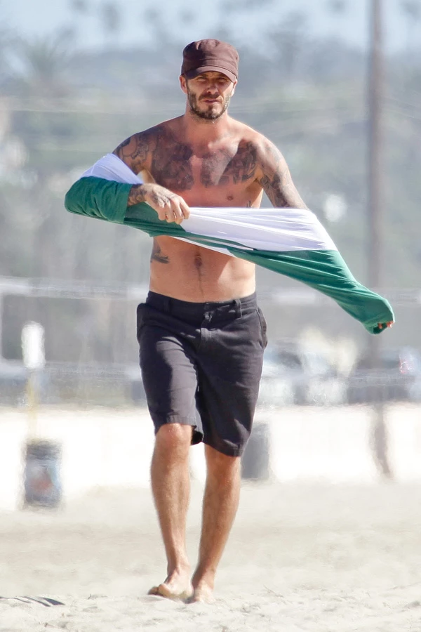 David Beckham: Ημίγυμνος στην παραλία, μαζί με τον γιο του - εικόνα 2