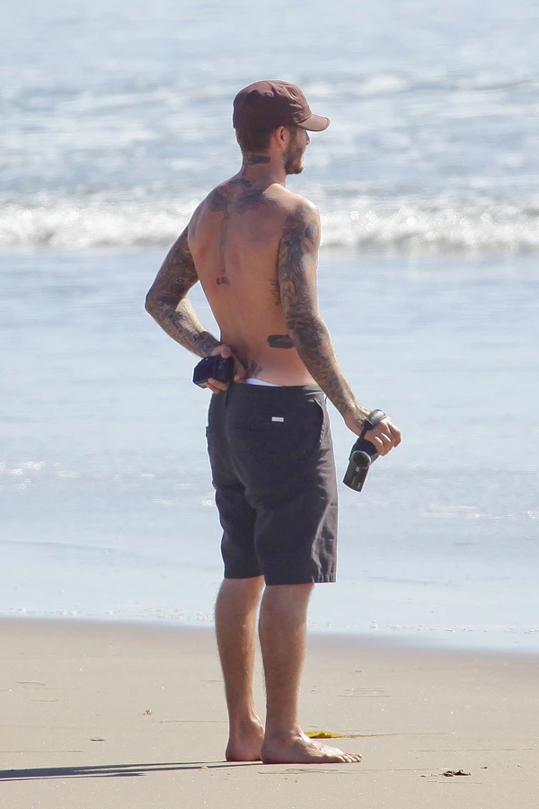 David Beckham: Ημίγυμνος στην παραλία, μαζί με τον γιο του - εικόνα 3