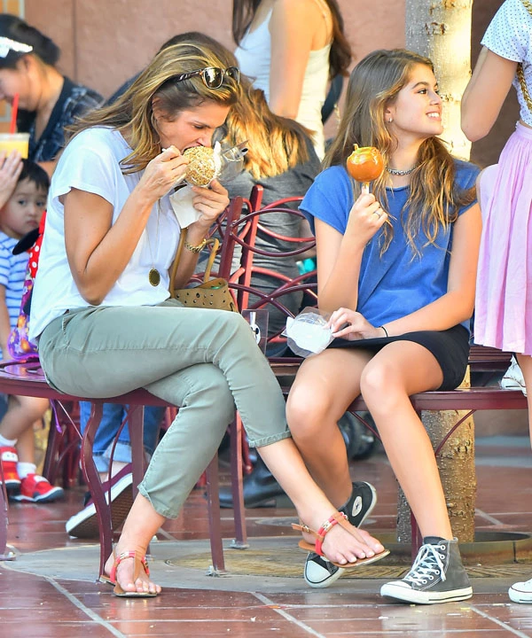 Η Cindy Crawford με την κόρη της στη Disneyland - εικόνα 2