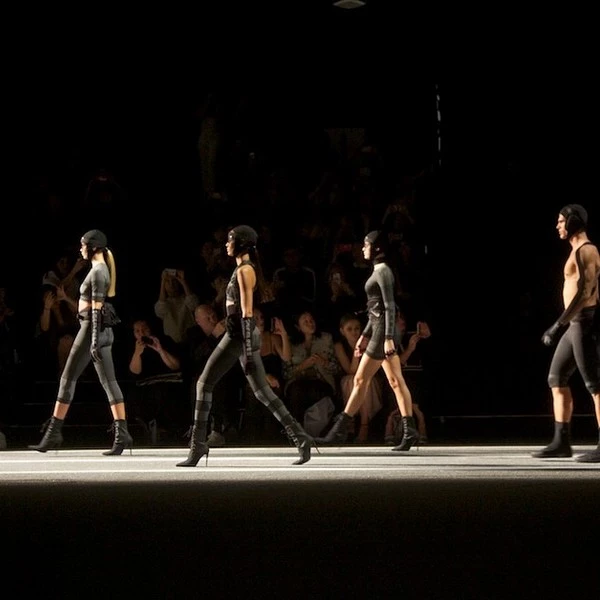 Περισσότερο footage από το Alexander Wang x H&M show στη Νέα Υόρκη - εικόνα 4