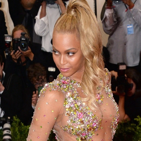 Jade Liner: Το νέο it χρώμα eyeliner σύμφωνα με τη Beyonce και την Karlie Kloss