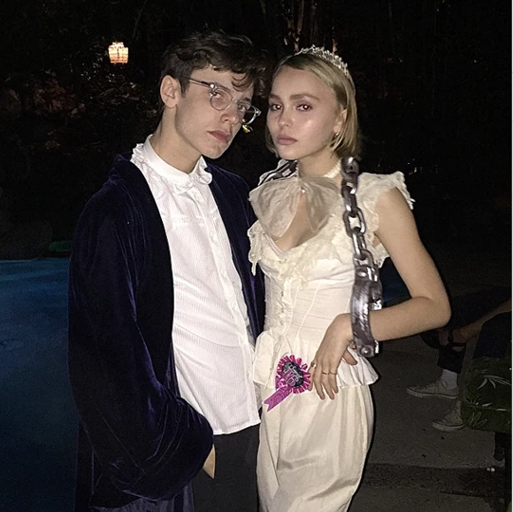 H Lily-Rose Depp γιόρτασε τα 16α γενέθλιά της σαν Μαρία Αντουανέτα - εικόνα 5