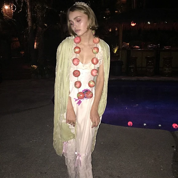 H Lily-Rose Depp γιόρτασε τα 16α γενέθλιά της σαν Μαρία Αντουανέτα