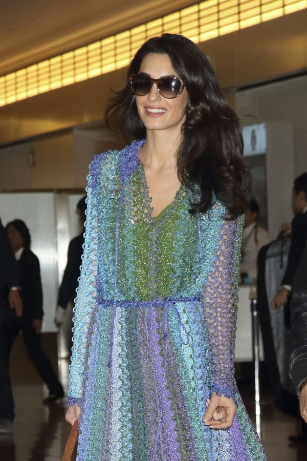 Amal Clooney: Με άψογο καλοκαιρινό look στο αεροδρόμιο  - εικόνα 2