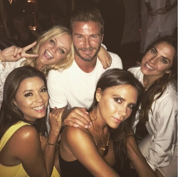Οι Spice Girls αγκαλιά με τον David Beckham