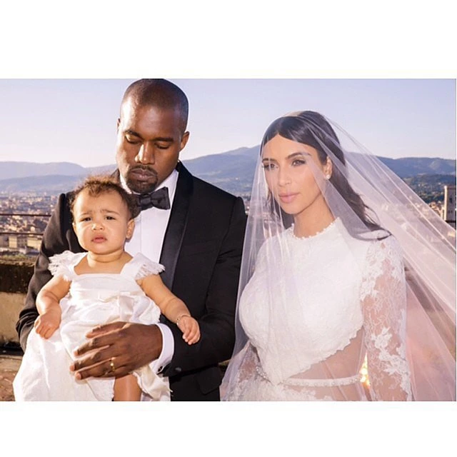 Kim Kardashian - Kanye West: Ακόμα περισσότερες φωτογραφίες από το γάμο τους - εικόνα 5