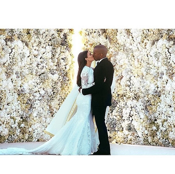 Kim Kardashian - Kanye West: Ακόμα περισσότερες φωτογραφίες από το γάμο τους - εικόνα 7