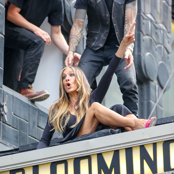 Sarah Jessica Parker: Τι έκανε σκαρφαλωμένη στην ταράτσα των Bloomingdale's; - εικόνα 2