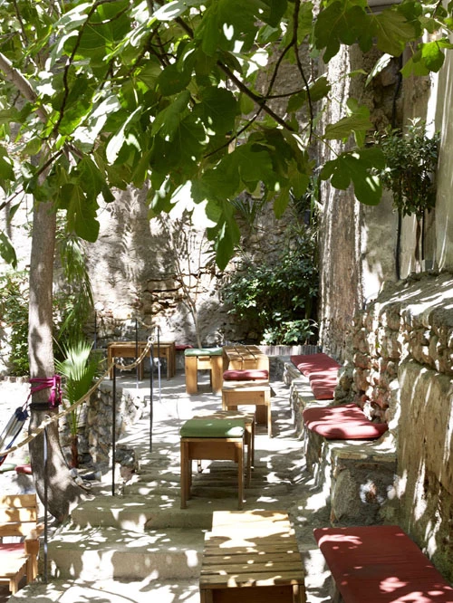 Οι 8 πιο όμορφοι κήποι και αυλές της Αθήνας για να πιεις τον καφέ σου - εικόνα 2