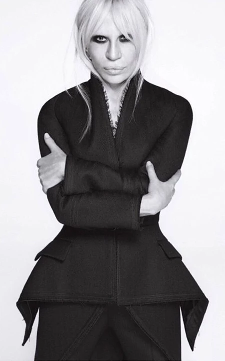 H νέα φωτογραφία από την καμπάνια του οίκου Givenchy με την Donatella Versace