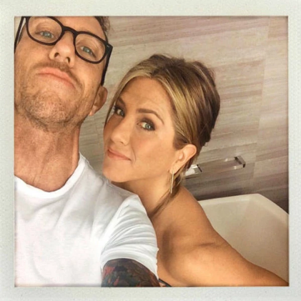 Η Jennifer Aniston μοιράζεται τα 10 πράγματα που της φτιάχνουν την διάθεση