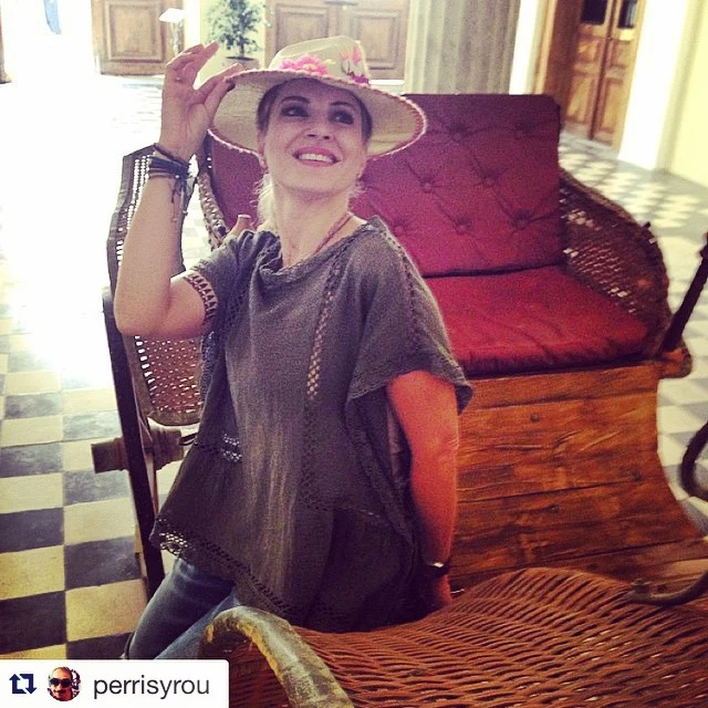 Μαρία Μπεκατώρου: Στη Σύρο, με τραγούδι και αστείες φωτογραφίες