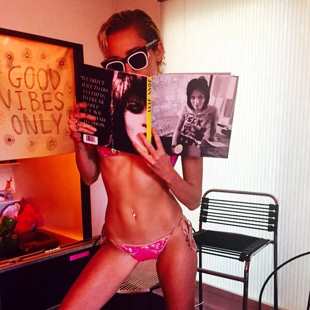 Miley Cyrus: Υποδέχτηκε το καλοκαίρι με μικροσκοπικό μπικίνι