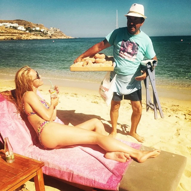Ντορέττα Παπαδημητρίου: Για γάμο αλλά και για μπάνιο στη Μύκονο  - εικόνα 3