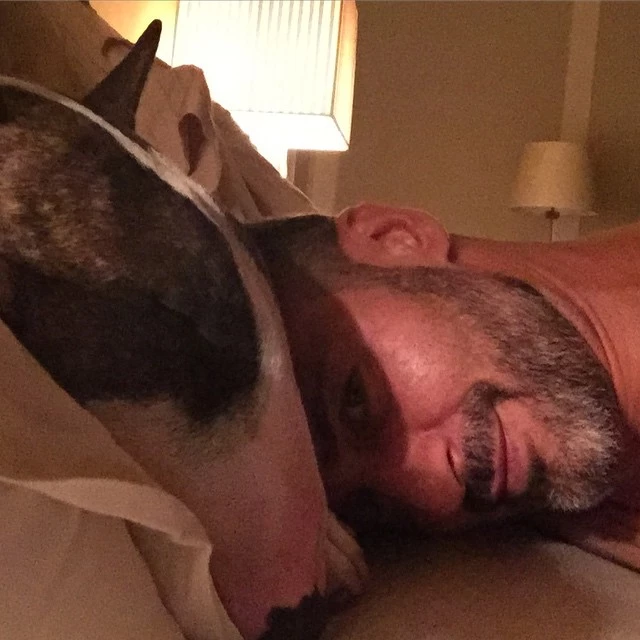 Marc Jacobs: Η φωτογραφία με το σκύλο του που κοιμούνται αγκαλιά