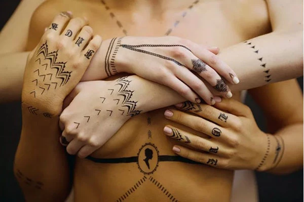 Η Rihanna κυκλοφορεί μία σειρά με flash tattoos  - εικόνα 5