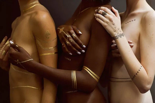 Η Rihanna κυκλοφορεί μία σειρά με flash tattoos 