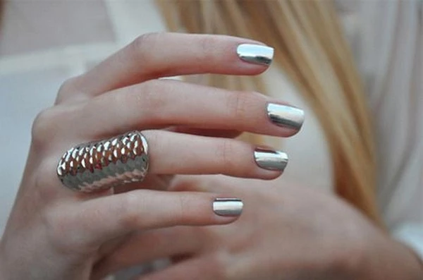 #maniMonday: Είναι η κατάλληλη στιγμή να τολμήσεις τα metallic nails - εικόνα 7