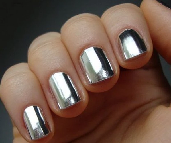 #maniMonday: Είναι η κατάλληλη στιγμή να τολμήσεις τα metallic nails - εικόνα 4