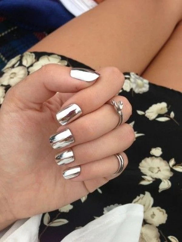 #maniMonday: Είναι η κατάλληλη στιγμή να τολμήσεις τα metallic nails - εικόνα 3