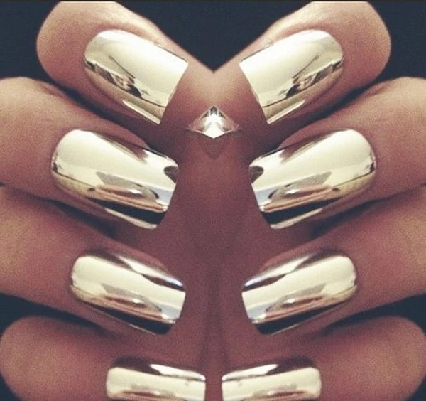 #maniMonday: Είναι η κατάλληλη στιγμή να τολμήσεις τα metallic nails - εικόνα 2