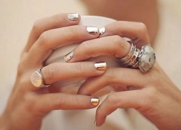 #maniMonday: Είναι η κατάλληλη στιγμή να τολμήσεις τα metallic nails