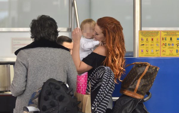 Σίσσυ Χρηστίδου: Με τα παιδιά της στο αεροδρόμιο