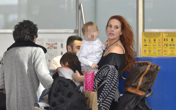 Σίσσυ Χρηστίδου: Με τα παιδιά της στο αεροδρόμιο - εικόνα 2