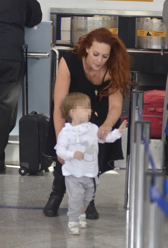 Σίσσυ Χρηστίδου: Με τα παιδιά της στο αεροδρόμιο - εικόνα 3