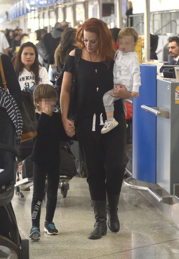 Σίσσυ Χρηστίδου: Με τα παιδιά της στο αεροδρόμιο - εικόνα 6