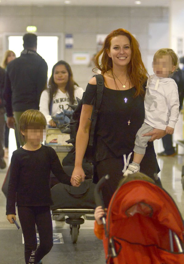 Σίσσυ Χρηστίδου: Με τα παιδιά της στο αεροδρόμιο - εικόνα 7