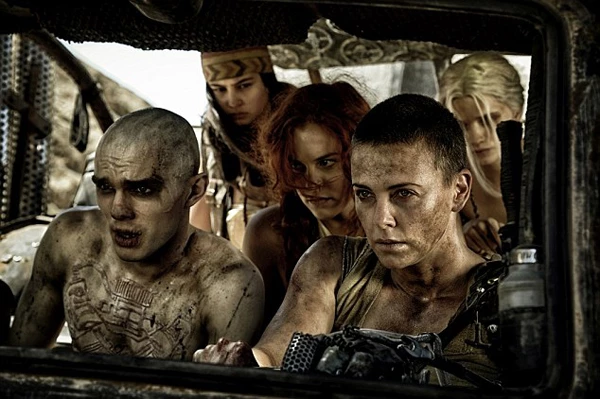 Charlize Theron: Αγνώριστη στις πρώτες εικόνες της ταινίας Mad Max - εικόνα 3