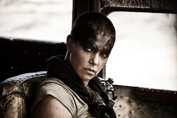 Charlize Theron: Αγνώριστη στις πρώτες εικόνες της ταινίας Mad Max