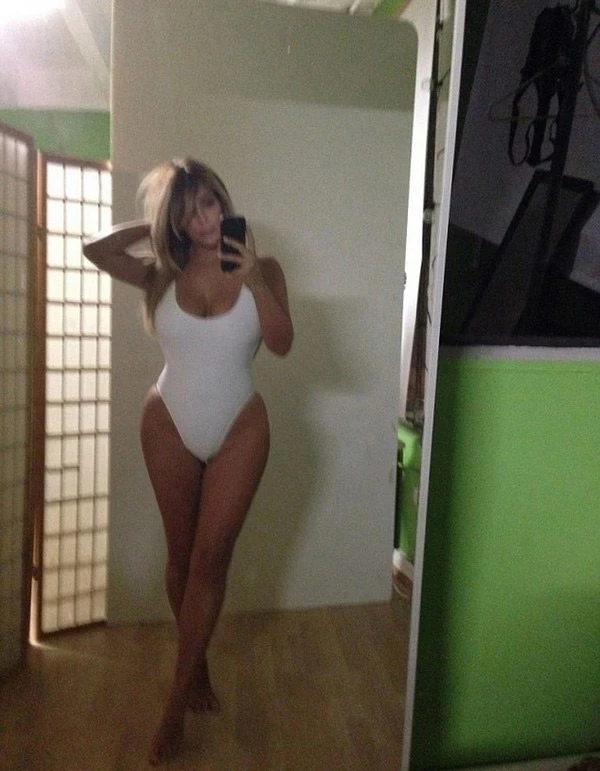 Kim Kardashian: Όλες οι selfies της σε ένα βιβλίο - εικόνα 3