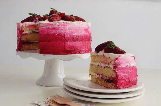 Ροζ ombre τούρτα με φράουλες  - εικόνα 2