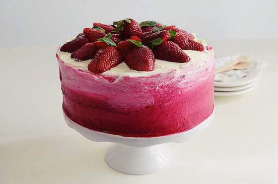 Ροζ ombre τούρτα με φράουλες 