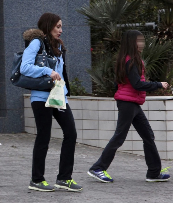 Δέσποινα Βανδή: Βόλτα με τη κόρη της στη Γλυφάδα