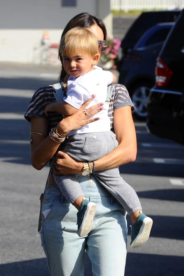 Alessandra Ambrosio βόλτα με το γιο της για παγωτό - εικόνα 2