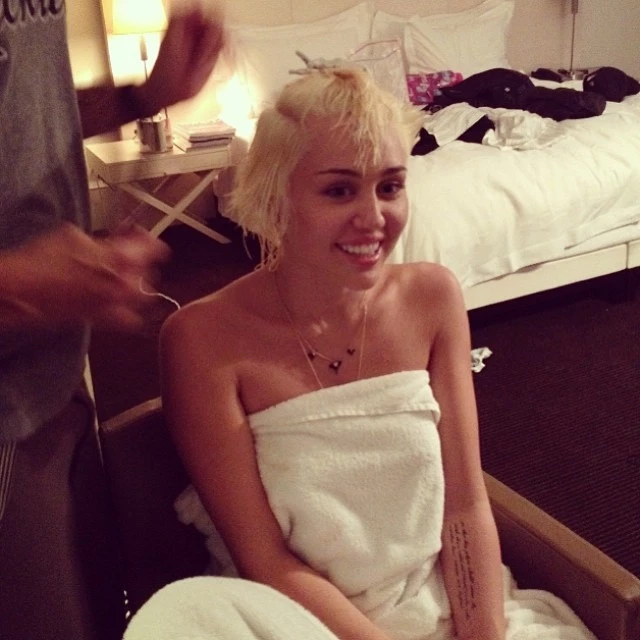 H Miley Cyrus ανεβάζει ακόμα μια γυμνή φωτό στο instagram