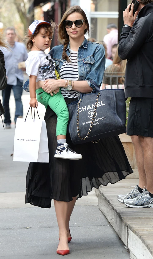 Miranda Kerr: Βόλτα με τον γιο της 
