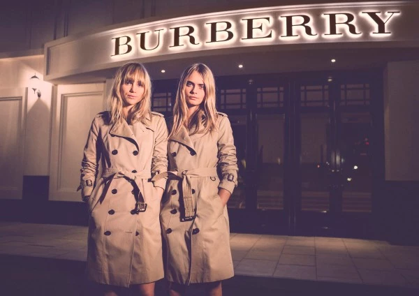 Η Cara πετάει με Burberry