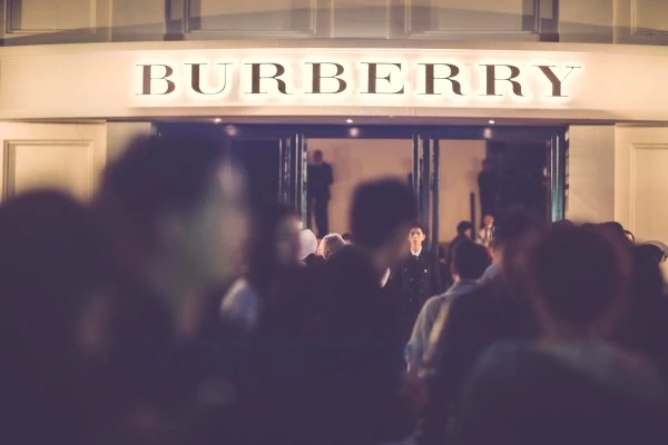 Η Cara πετάει με Burberry - εικόνα 4