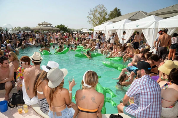 To pool party της Lacoste στην έρημο της Καλιφόρνια
