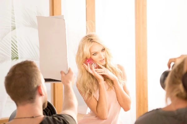 Η Candice Swanepoel ποζάρει για το νέο άρωμα της Victoria's Secret - εικόνα 4