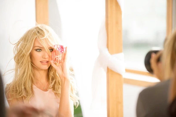 Η Candice Swanepoel ποζάρει για το νέο άρωμα της Victoria's Secret - εικόνα 8