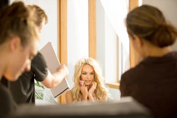 Η Candice Swanepoel ποζάρει για το νέο άρωμα της Victoria's Secret - εικόνα 3