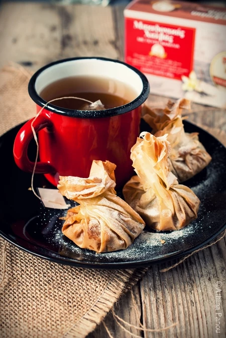 Εύκολο γλυκό για τσάι: πουγκάκια με φύλλο κρούστας και χαλβά